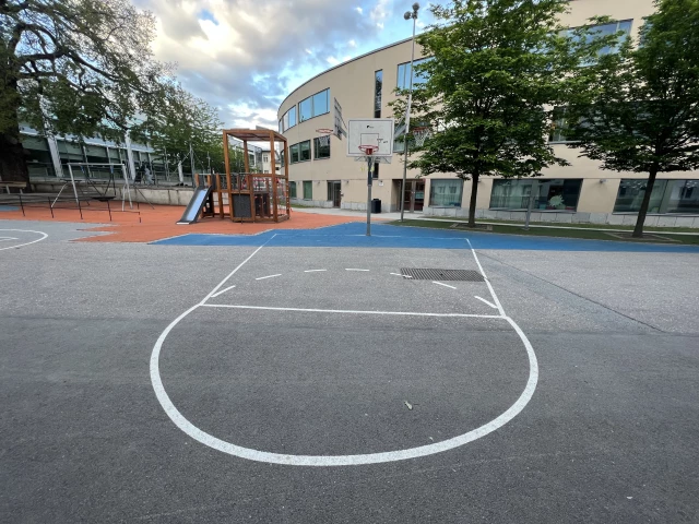 Profile of the basketball court Manillaskolan inre skolgård, Stockholm, Sweden